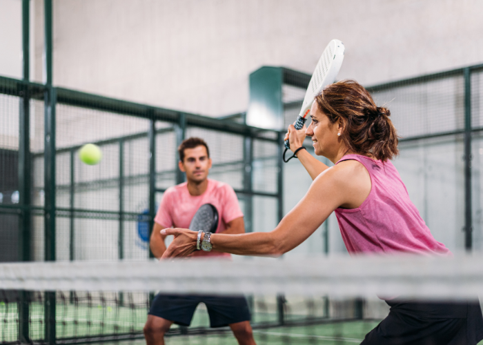 padel woman at net