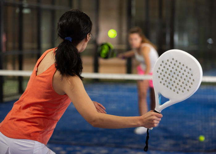 padel women playing